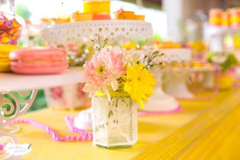 You Are My Sunshine Birthday Party Centerpieces, You Are My Sunshine Centerpieces, Sunshine Centerpiece Ideas, Sunshine Birthday Theme, Angel Baby Shower, Sunshine First Birthday, Sunshine Birthday Parties, Rosé Birthday, Sunshine Baby Showers