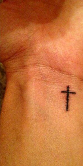 Tiny cross tattoo Cross Henna Tattoo, Hanna Ideas Simple, Easy Henna Designs For Beginners Simple Front Hand, Henna Cross Designs, Henna Tattoo Designs Cross, Henna Cross, Hanna Tattoo, Tiny Cross Tattoo, Small Henna Tattoos