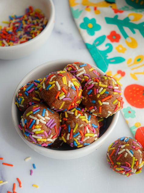 Birthday Cake Bliss Balls Best Rum Cake Recipe, Best Rum Cake, Easy Birthday Treats, Healthy Birthday Treats, Dye Free Sprinkles, Jamaican Rum Cake, Easy Birthday Cake, Natural Sprinkles, Brunch Appetizers