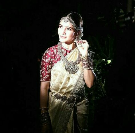 Sam in wedding saree Samantha In Saree, South Indian Blouse Designs, Samantha Wedding, Wedding Lehenga Designs, Wedding Hairstyles Bride, Bridal Dress Fashion, Wedding Blouse, Wedding Saree Indian, Saree Blouse Designs Latest