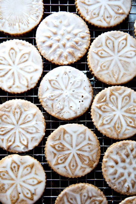 25 Classic Christmas Cookies | Alexandra's Kitchen Stamped Cookies, Butter Sugar Cookies, Resepi Biskut, Linzer Cookies, Maple Glaze, Crinkle Cookies, Cookie Stamps, Tea Cakes, Cookies Recipes Christmas