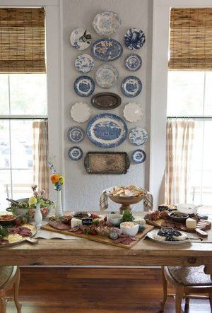 Plates On The Wall, Koti Diy, Woven Wood Shades, Blue White Decor, Plate Wall Decor, Woven Wood, Plate Decor, Hanging Plates, Vintage Plates