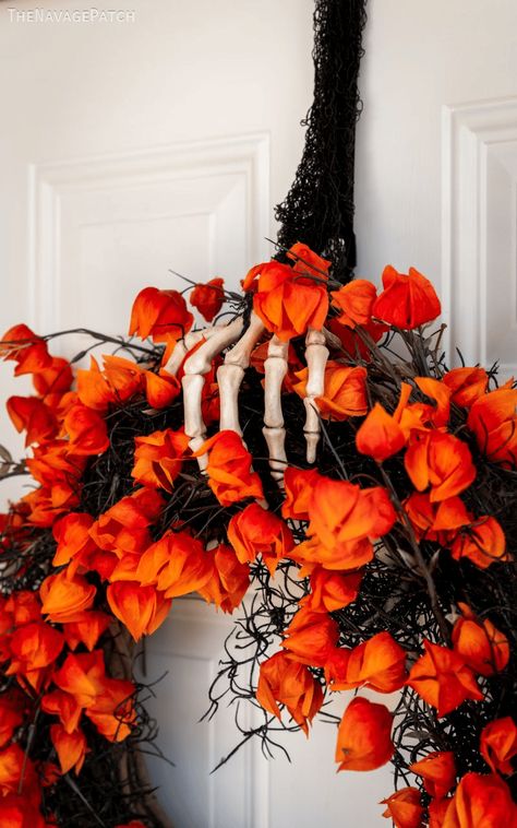 Wreath Hanger Diy, Hand Wreath, Diy Dollar Tree Crafts, Halloween Moodboard, Halloween Crafts Diy, Halloween Wreath Ideas, Halloween Entertainment, Wreaths Halloween, Crafts Dollar Tree