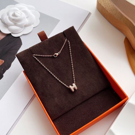 Hermes neckchain for ladies Price:39usd H Necklace, Hermes Necklace, Hermes Jewelry, Neck Chain, Mini Fashion, Chain Lengths, Rose Gold Plates, Made In France, Rose Gold