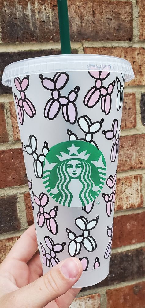 🎈 Starbucks 24 0z Venti Cold Cup with Balloon Animals in Printed Permanent Vinyl. Comes with clear lid and green straw.  💜 This is HANDWASH ONLY with non abrasive sponge. Do not use in dishwasher. Made with permanent vinyl. Painted Starbucks Cups, Starbucks Cup Design, Starbucks Coffee Cup, Christmas Cups, Starbucks Diy, Perfume Set, Diy Cups, Tumbler Cups Diy, Balloon Animals