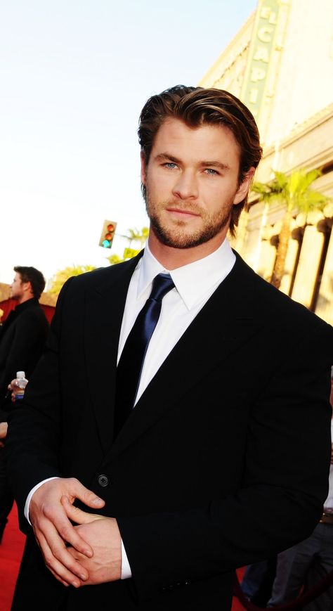 Chris Hemsworth Hemsworth Family, Snowwhite And The Huntsman, Actor Fashion, Snow White And The Huntsman, American Movies, Hemsworth Brothers, Thor The Dark World, The Huntsman, James Hunt