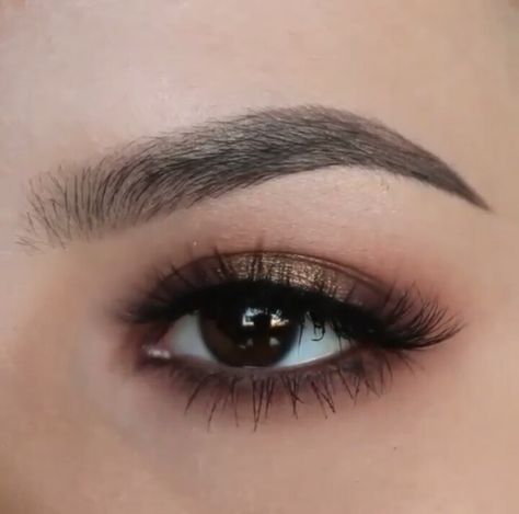 Brown Homecoming Makeup, Dark Brown Eyes Eyeshadow, Simple Eyeshadow For Brown Eyes, Eyeshadow Dark Brown Eyes, Douyin Makeup Brown Eyes, Brown Simple Eyeshadow, Brown Hazel Eyes Makeup, Makeup For Hazel Eyes And Brown Hair, How To Make Brown Eyes Pop