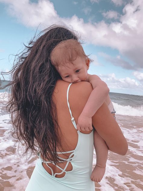 Mom And Baby Beach Photos, Beach Baby Aesthetic, Beach Pictures With Baby, Baby Beach Photoshoot Ideas, Beach With Baby, Beach Baby Photography, Baby At The Beach, Baby Beach Pictures, Baby Beach Photos