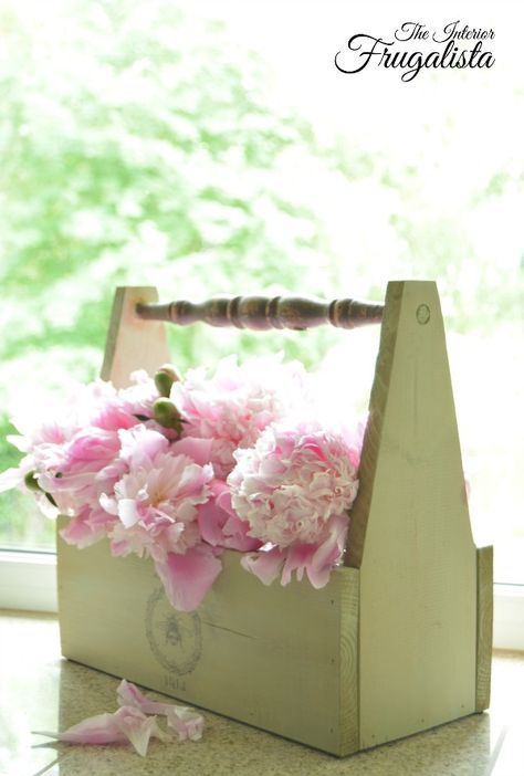 Peonies in mason jars displayed in DIY Chair Spindle Wooden Garden Caddy|The Interior Frugalista Wooden Tool Caddy, Porche Vintage, Wooden Caddy, Wood Caddy, Box Planters, Old Tool Boxes, Tool Caddy, Wood Tool Box, Wooden Tool Boxes