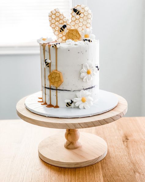 Bee And Daisy Birthday Theme, Bee Cakes Ideas, Honeycomb Bee Cake, Honey Comb Cakes, Beeday Cake, Honey Bee Theme Birthday Cake, Bride To Bee Cake, Honey Bee Cake Ideas, Bees And Daisies Party