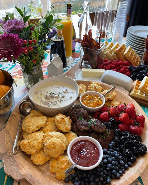 Biscuits & gravy wooden charcuterie board with berries and sausage also on the round wooden platter Biscuit Board Ideas, Biscuits And Gravy Brunch Party, Biscuits And Gravy Charcuterie Board, Biscuit Charcuterie Board, Breakfast Gathering Ideas, Charcutie Boards, Dinner Boards, Brunch Boards, Biscuit Board