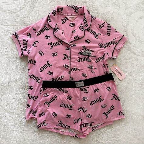 Designed With An Iconic Juicy Pattern, This Two-Piece Pj Set Includes A Classic Top And A Pair Of Matching Boxer-Style Shorts. Brand New With Tags. Size Small. Pajamas Outfit, Juicy Couture Clothes, Pj Outfit, Designer Pajamas, Juicy Couture Baby, Shorts Pajama Set, Cute Sleepwear, Cute Pajama Sets, Baby Couture