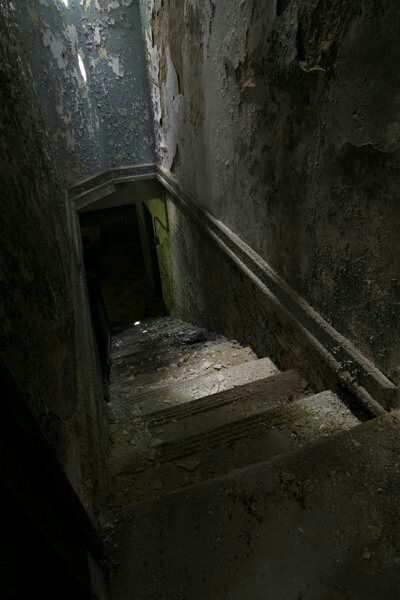 Horror Background, Horror Room, Dark Basement, Eerie Places, Gif Terror, Creepy Core, Basement Stairs, State School, Scary Places