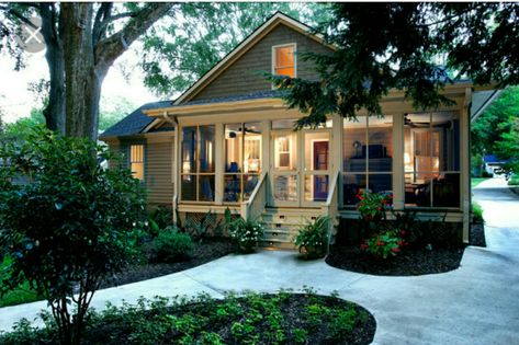 Bungalow Front Porch Ideas, Enclosed Front Porch Ideas, Bungalow Front Porch, Suburban Cottage, Screened Front Porches, Bungalow Porch, Craftsman Bungalow Exterior, Enclosed Front Porches, Front Porch Addition