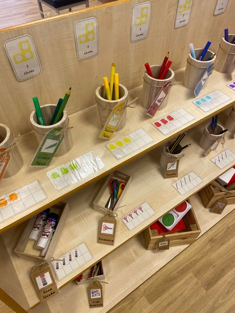 Art Area Eyfs, Creative Area Eyfs, Art Center Ideas, Year 1 Classroom, Spring Nursery, Natural Classroom, Reception Classroom, Reggio Emilia Classroom, Childcare Rooms