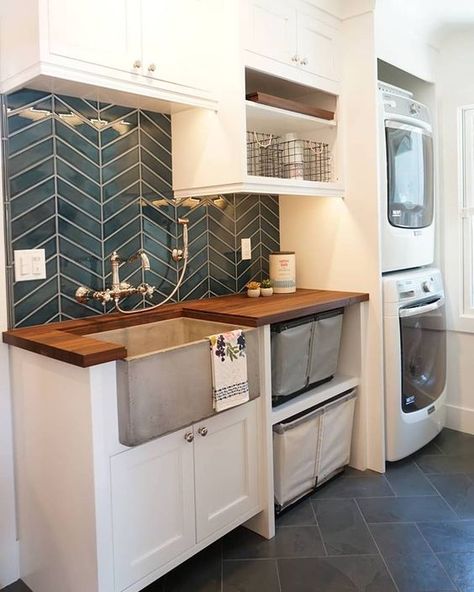 Cottage Laundry Room, Diy Laundry Room Makeover, Tiny Laundry Rooms, Room Storage Diy, Dark Tile, Dream Laundry Room, Basement Laundry, Modern Basement, Mudroom Laundry Room