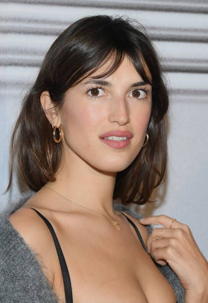 French Haircut Medium, Jeanne Damas Hair, French Haircut, Crop Hair, Jeanne Damas, Haircuts For Wavy Hair, Dior Haute Couture, French Hair, Long Hair With Bangs