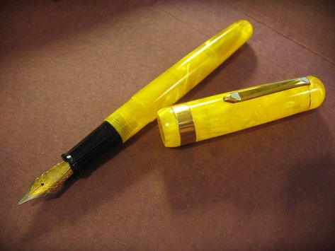 Bexley Fountain Pen Custom Italic Grind Nib Yellow Pearl w/ Gold Trim Nice! #Bexley Pens Writing, Pilot Varsity Fountain Pen, Sheaffer Fountain Pen, Montblanc Pen Fountain, Fountain Pen Collection, Pelikan Fountain Pen, Fountain Pens For Sale, Fountain Pen Nibs, Vintage Fountain Pens