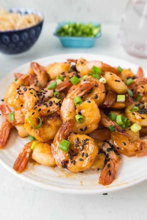 honey garlic shrimp on the plate Easy Honey Garlic Shrimp, Shrimp Video, Shrimp Benefits, Quick Shrimp Recipes, Honey Garlic Shrimp, Classic Cobb Salad, Juicy Shrimp, Honey Garlic Sauce, Shrimp Dinner