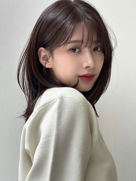 Korean wispy bangs for layered lob Seashell Hairstyles, Short Wispy Bangs, Korean Medium Hair, Bangs At Home, Jellyfish Haircut, Haircut For Women, Shaved Hair Cuts, Haircut For Square Face, Haircut Styles For Women