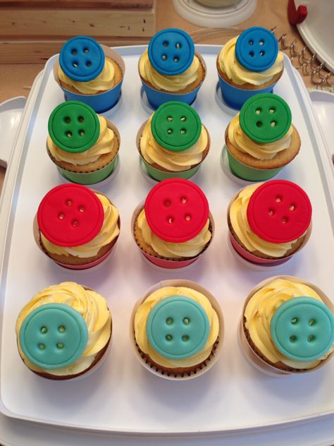 Button cupcakes Pete The Cat Cupcakes, Pete The Cat Birthday Party, Pete The Cat Birthday, Pete The Cat Buttons, Cat Bday, Button Cupcakes, Button Cake, Groovy Birthday, Cat Cupcakes