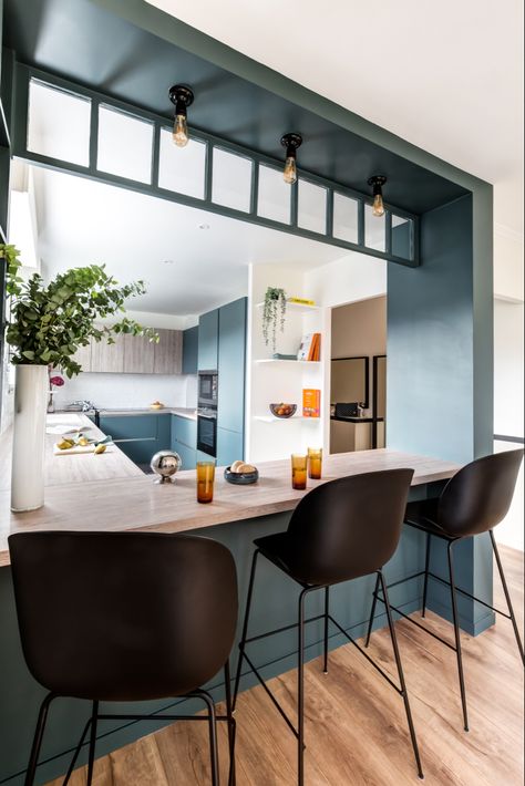 Cuisine ouverte. Plan de travail - Bar - menuiserie sur mesure- verrière Rénovation totale et décoration d’un appartement de 90m2 par l’agence Nadia Usai Intérieurs Cosy Kitchen, Kitchen Design Plans, Kitchen Inspiration Design, New Living Room, Open Kitchen, Kitchen Room, Kitchen Renovation, Kitchen Inspirations, Kitchen Interior