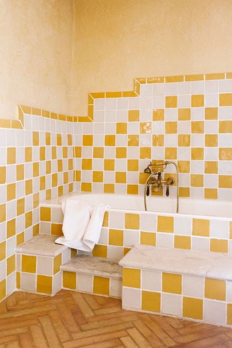 yellow bathroom with tile tub Small Bathroom Paint Colors, Black Clawfoot Tub, Colorful Bathrooms, Best Bathroom Colors, Small Bathroom Paint, Monochromatic Room, Timeless Bathroom, Paint Color Ideas, Bathroom Color Schemes