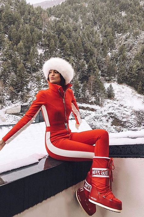 Say Hello to the Fashionable Ski Pieces That'll Keep You Chic On The Slopes Winter Ski Fashion, Mode Au Ski, Womens Ski Outfits, Ski Outfit For Women, Ski Trip Outfit, Apres Ski Outfits, Apres Ski Style, Apres Ski Party, Ski Bunnies