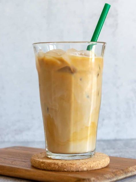 Starbucks Vanilla Iced Coffee, Vanilla Latte Recipe, Starbucks Vanilla Latte, Iced Latte Recipe, Starbucks Latte, Vanilla Iced Coffee, Diy Starbucks, Starbucks Vanilla, Iced Coffee At Home