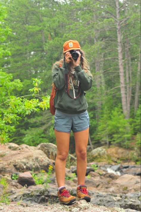 Plus Size Hike Outfit, Vintage Surfer Aesthetic Outfits, Cute Women’s Hiking Outfits Summer, Spring Outdoor Outfits, Western Hiking Outfits, Northeast Summer Outfits, Granola Hiking Outfit Summer, Cold Hike Outfit, Summer Granola Fits