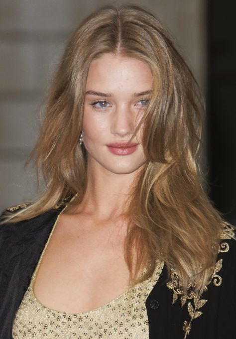 Rosie Huntington Aesthetic, Rosie Huntington Whiteley Lips, Rosie Huntington Whiteley Runway, Rosie Huntington Whiteley Hair Short, Rose Huntington Whiteley Hair, Rosie Huntington Whiteley 2000s, Rosie Huntington Whiteley Haircut, Rosie Huntington Hair, Rose Huntington Whiteley