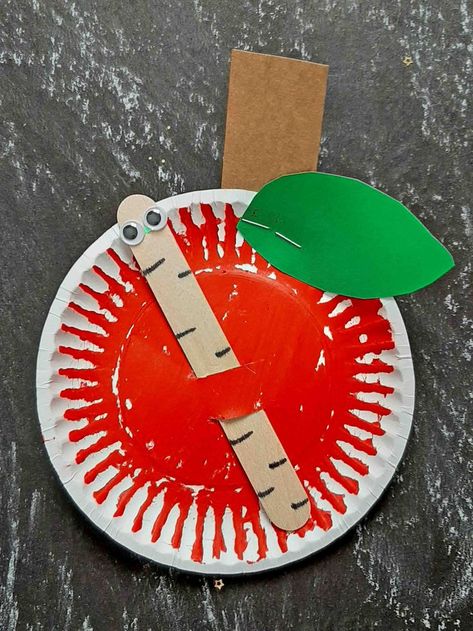 Paper Plate Apple w/Popsicle Stick Worm Worm Craft, Worm Crafts, Apple W, Apple Craft, Apple Activities, Fun Halloween Crafts, Preschool Christmas Crafts, Back To School Crafts, Apple Art