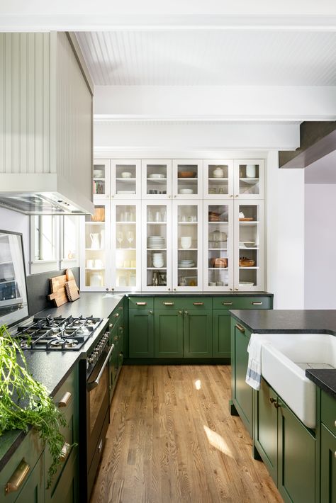 Green Lower Cabinets White Upper, Glass Upper Cabinets, White Upper Cabinets, Chic Kitchen Decor, Kitchen Setup, Lower Cabinets, Organized Kitchen, Small Kitchen Storage, Green Kitchen Cabinets