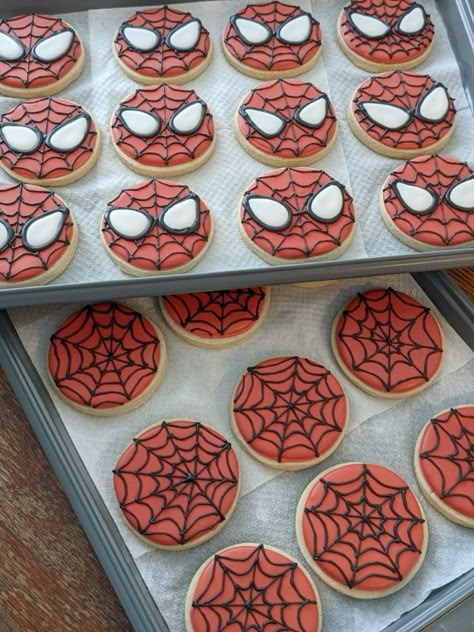 Spiderman Sugar Cookies, Spiderman Birthday Cake Ideas, Spiderman Cookies, Spiderman Birthday Cake, Patisserie Fine, Spiderman Birthday Party, Man Cookies, Spiderman Cake, Cute Baking