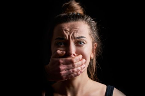 Scared Face, Caucasian People, Expressions Photography, Emotional Photography, Brunette Woman, Face Reference, American Music Awards, Dark Photography, Eye Black