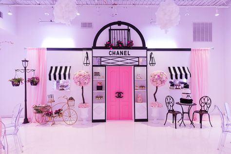 Diy Stage, Paris Tea, Chanel Birthday, Barbie Party Decorations, Selfie Wall, Chanel Party, Paris Theme Party, Store Design Boutique, Paris Inspired