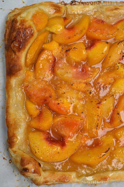 Peach Tart Peach Puff Pastry, Dessert Crepes, Puffed Pastry, Pastry Dishes, Peach Tart, Peach Dessert Recipes, Peach Recipes, Peach Desserts, Brownie Desserts