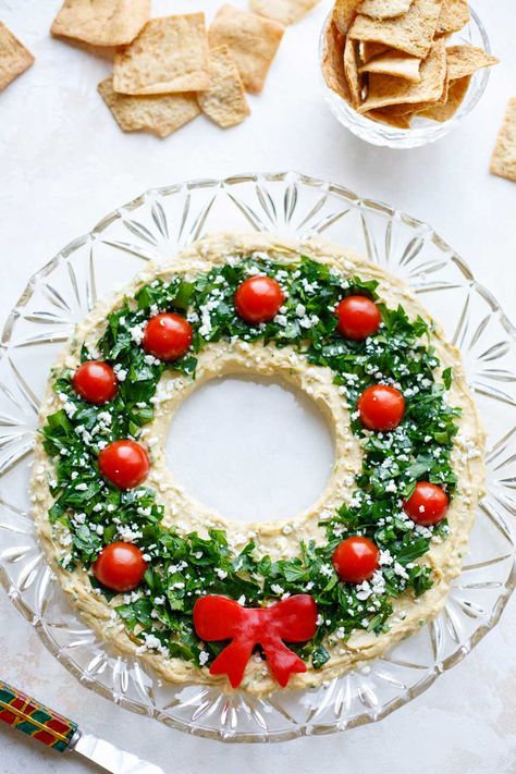 Easy Christmas Appetizer "Hummus Wreath" Hummus Wreath, Christmas Party Food Appetizers, Dips Easy, Appetizer Healthy, Hummus Appetizers, Party Food Easy Appetizers, Holiday Buffet, Appetizers Easy Dips, Recipe Appetizers