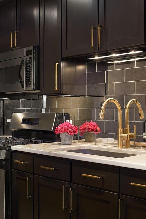 Gold Hardware Kitchen, Gold Kitchen Hardware, Brown Kitchen Designs, Backsplash Kitchen White Cabinets, Espresso Kitchen Cabinets, Espresso Cabinets, Dark Brown Cabinets, Espresso Kitchen, Brown Kitchen Cabinets