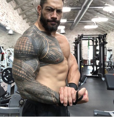 Roman Reigns Workout, Roman Reigns Shirtless, Exercise Muscle, Wwe Superstar Roman Reigns, Best Instagram Photos, Leg Curl, Wwe Roman Reigns, Super Human, Vince Mcmahon