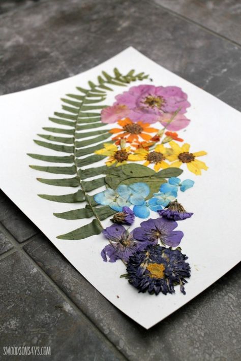 I took a craft class all about pressing flowers and created some art! It’s October, so I’m sharing another Try Something New Every Month (TSNEM) project- this month’s ‘theme’ was machine sewing, but I went off script and tried something… Plant Meals, Dried Flowers Crafts, Dried Flower Art, Pressed Flowers Diy, Pressing Flowers, Diy Fleur, Flower Frames, Pressed Flower Crafts, Fleurs Diy