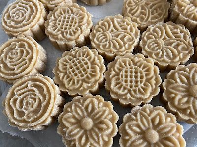 Stamp Cookies Recipe, Molded Cookie Recipe, Moon Watching, Chinese Bakery, Cardamom Cookies, Mango Tart, Mooncake Recipe, Moon Cake Mold, Baking Gadgets