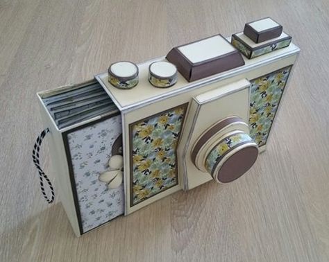 Camera into a box w mini album inside Mini Albümler, Deco Cinema, Diy Mini Album, Proposals Ideas, Mini Albums Scrap, Mini Album Tutorial, Hoco Proposals, Album Diy, Scrap Album