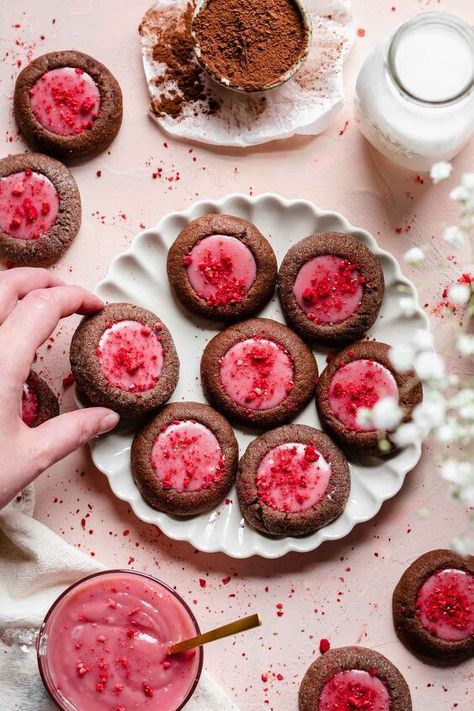 Mat Inspiration, Strawberry White Chocolate, Chocolate Thumbprint Cookies, Chocolate Ganache Tart, Dark Chocolate Cookies, Double Chocolate Chip Cookies, White Chocolate Ganache, Frozen Chocolate, Strawberry Flavor