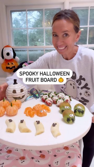 Banana Ghosts, Shannon Doherty, Fruit Board, Candy Eyes, White Chocolate Strawberries, Halloween Fruit, Spooky Food, Pumpkin Spider, Halloween Goodies