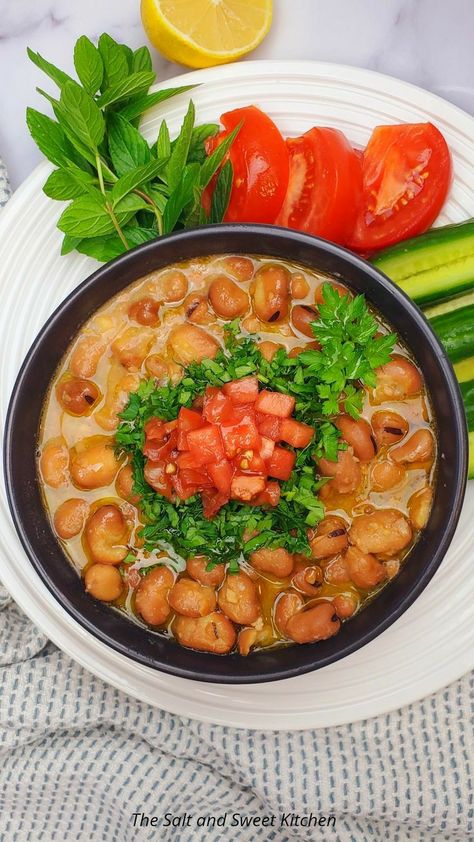 Lebanese Beans, Lebanese Dinner, Foul Recipe, Egyptian Breakfast, Ful Recipe, Arabic Breakfast, Ful Medames, Lebanese Dishes, Lebanese Culture