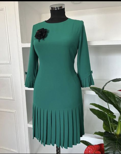 Office Dress Style Work Wear Classy, Classy Corporate Gown Styles, Style For Plain Material, Dress For Old Women Over 50, Official Dresses For Work Classy, Official Ankara Dresses For Work, Plain Crepe Material Short Gown Styles, Office Gowns Work Outfits, Short Ankara Dresses Classy For Church