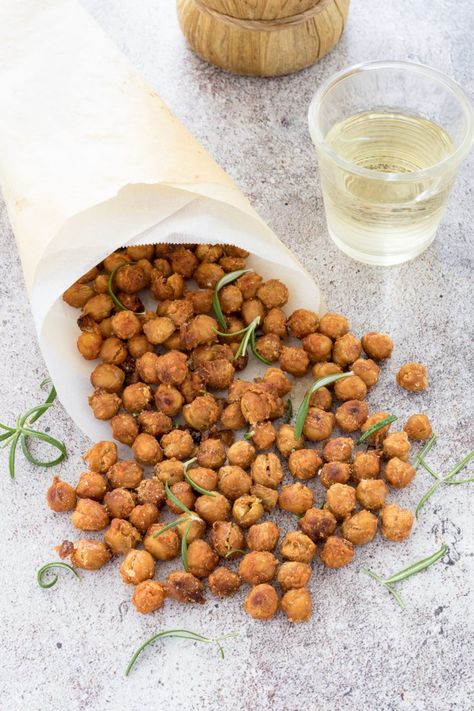 Ceci croccanti, ricetta | Dissapore Aperitivo Bar, Tapas Dishes, Crispy Chickpeas, Best Italian Recipes, Food Humor, Tortellini, Kitchen Recipes, Finger Foods, Workout Food