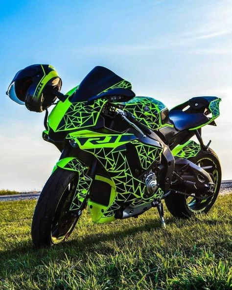 Motor Balap, Ninja Bike, Green Motorcycle, Motorcycle Paint Jobs, Cool Dirt Bikes, Kawasaki Bikes, Image Moto, Custom Motorcycle Helmets, Motorcross Bike