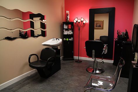 Small Beauty Salon Ideas, Small Salon Designs, Small Hair Salon, Parlour Design, Small Salon, Salon Design Ideas, Home Beauty Salon, Home Hair Salons, Hair Salon Design